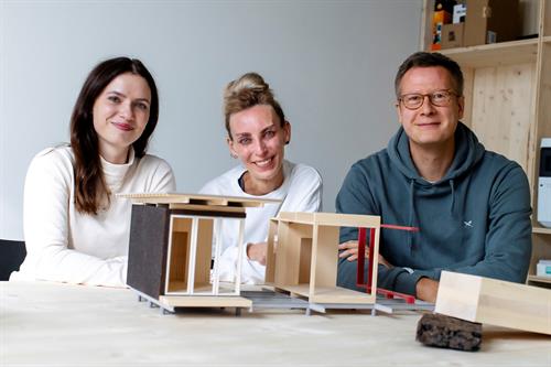 Das Team im Projekt lilmore: Annika Krüßmann, Nadine Nebel und Philip Behrendt (v.l.n.r.) mit einem Modell eines modularen Minihauses